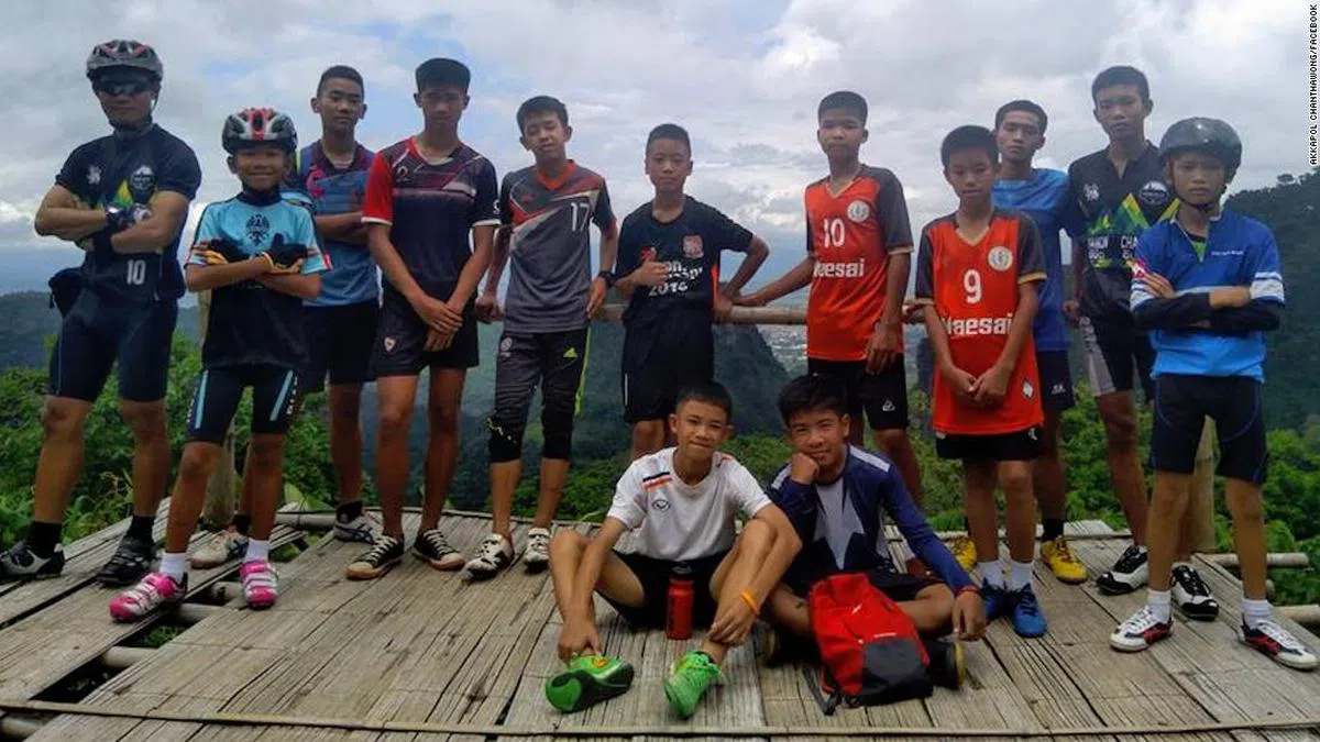  埃卡坡早前与野猪少年足球队员合照。（主教练Nopparat摄） 