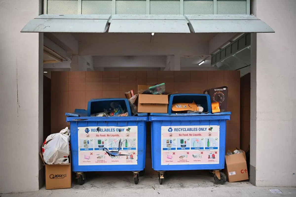 新加坡组屋楼下常见的蓝色回收箱。（海峡时报）
