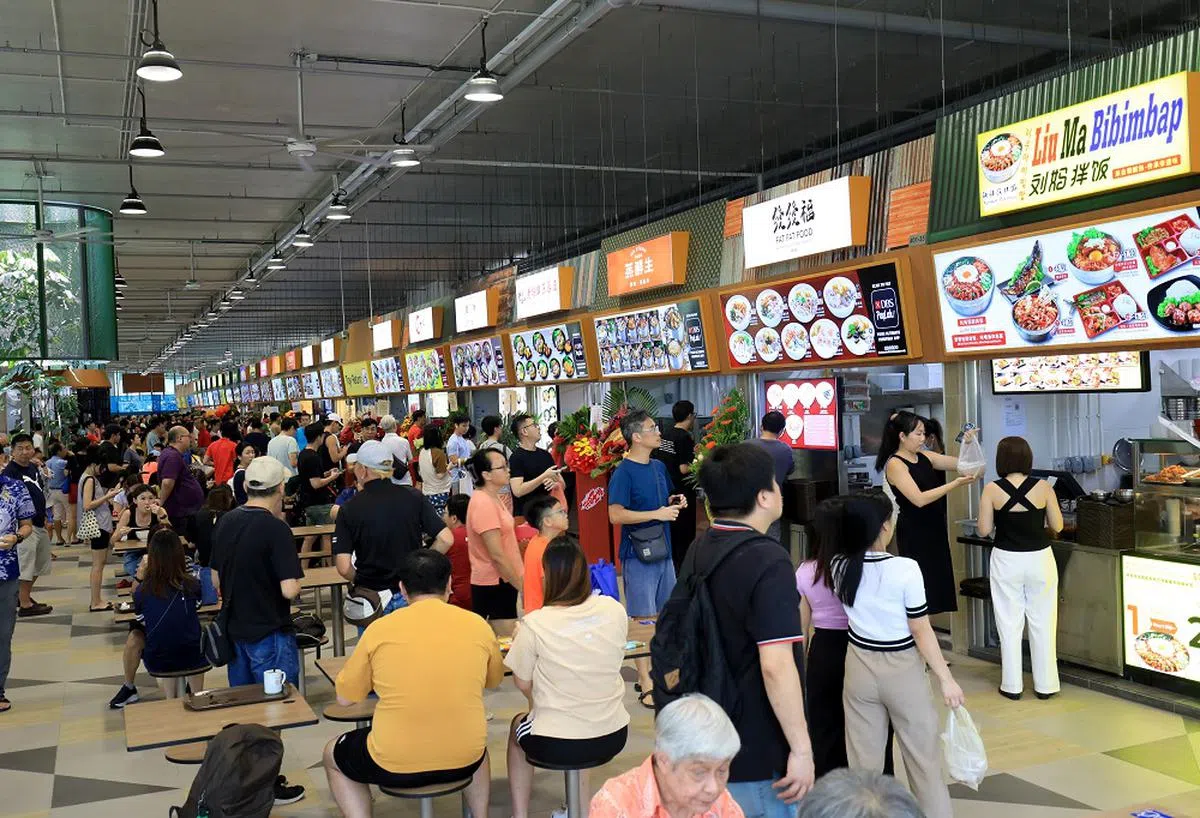 在新加坡的小贩中心，也能吃到世界各地的美食。（联合早报）