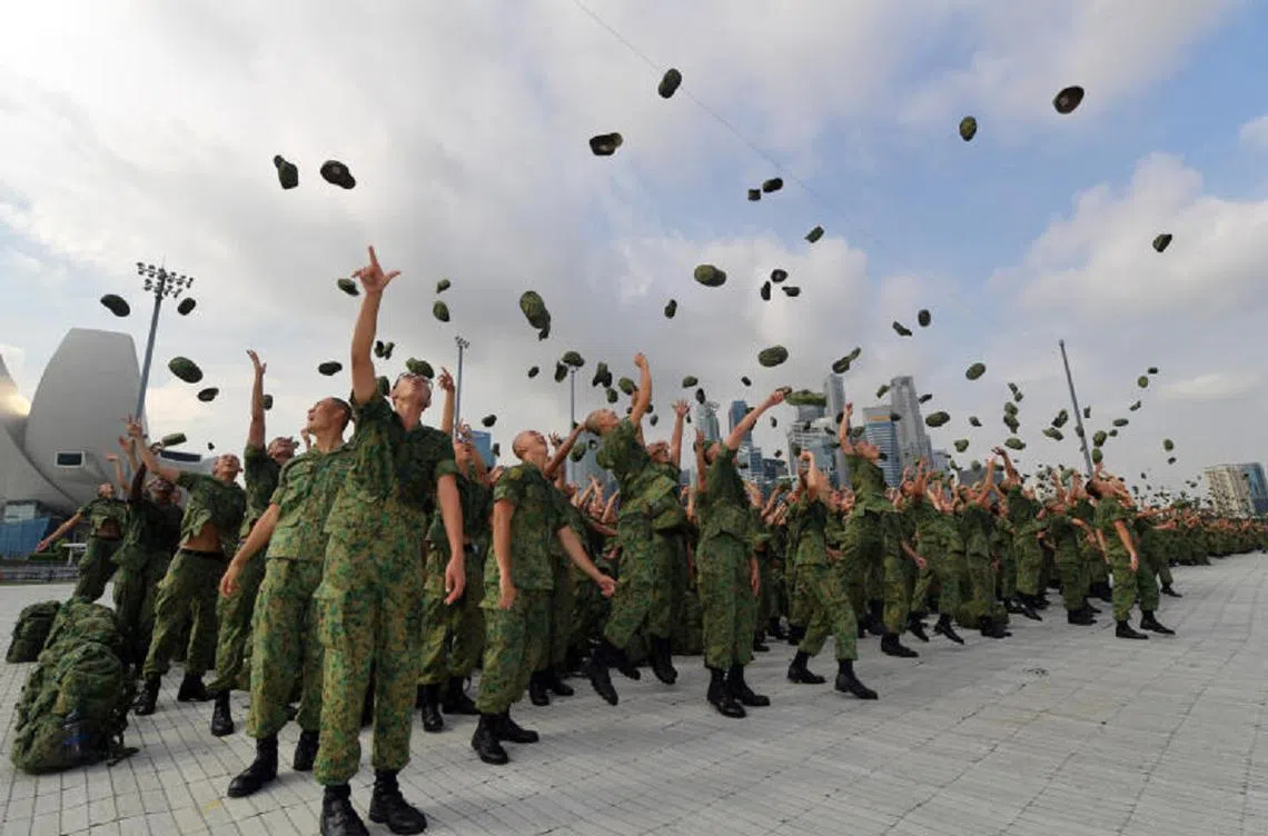 2022年，配合国民服役55周年，滨海湾浮动舞台同时举行战备军人退役仪式，以及全职国民服役人员基本军训结业仪式。（海峡时报）