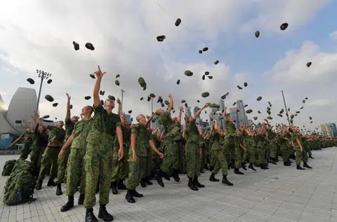 2022年，配合国民服役55周年，滨海湾浮动舞台同时举行战备军人退役仪式，以及全职国民服役人员基本军训结业仪式。（海峡时报）