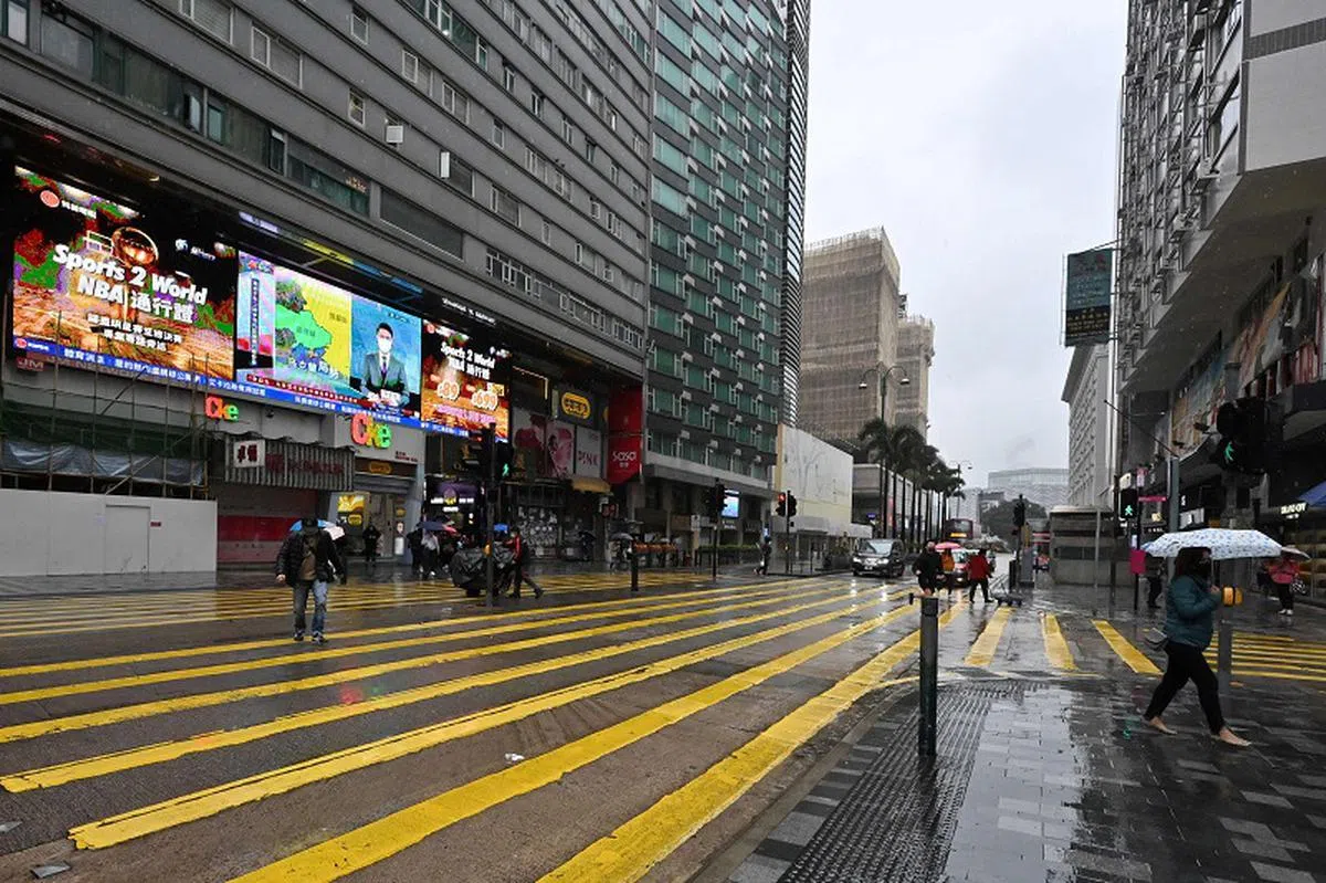 昔日人潮熙熙攘攘的香港尖沙咀弥敦道，在第五波疫情来袭后空空荡荡。（法新社）