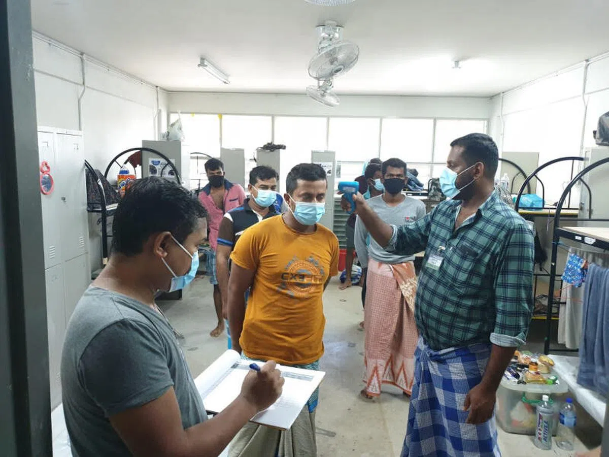  病毒迅速在客工宿舍蔓延后，客工们被令在宿舍内隔离不能步出房门，一天内必须定时测量并记录体温。（路透社）。 