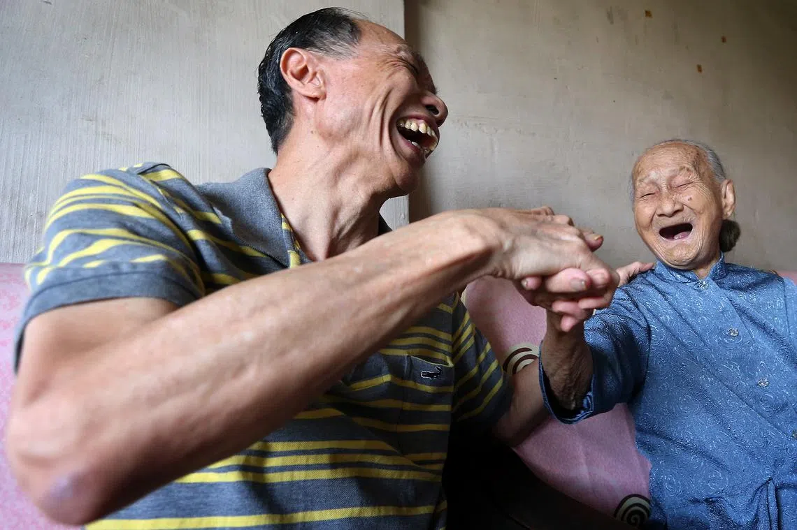 随着我国65岁或以上的年长者人数在2030年达到约90万人，医疗开支将迅速增加，国人能否忍受随之而来的税务负担，将是问题。（海峡时报）