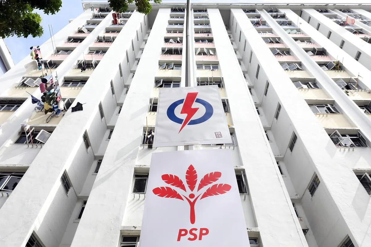 2020年大选，人民行动党（上）与新加坡前进党在组屋区“插旗”。（联合早报）