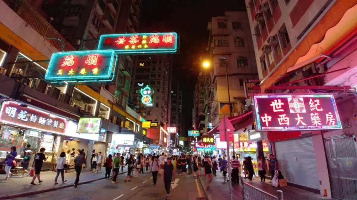 茶餐厅多以售卖点心、烧味、云吞面和糖水等出名，是香港饮食界的一个特色。（海峡时报）