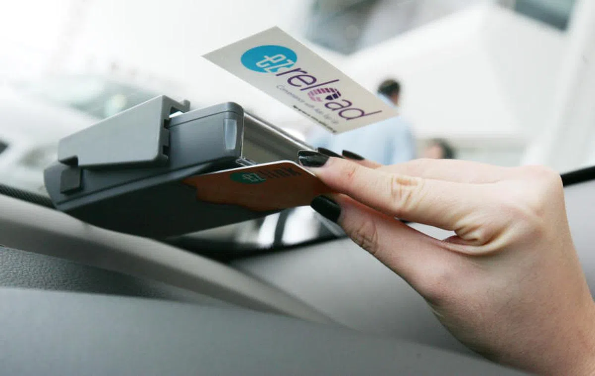  目前用来缴付公路电子收费的汽车阅卡器（IU）。（联合早报） 