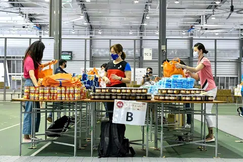 义工包装着装有各种食品和家庭用品的“福袋”，准备送给有需要的家庭。（公益金提供）