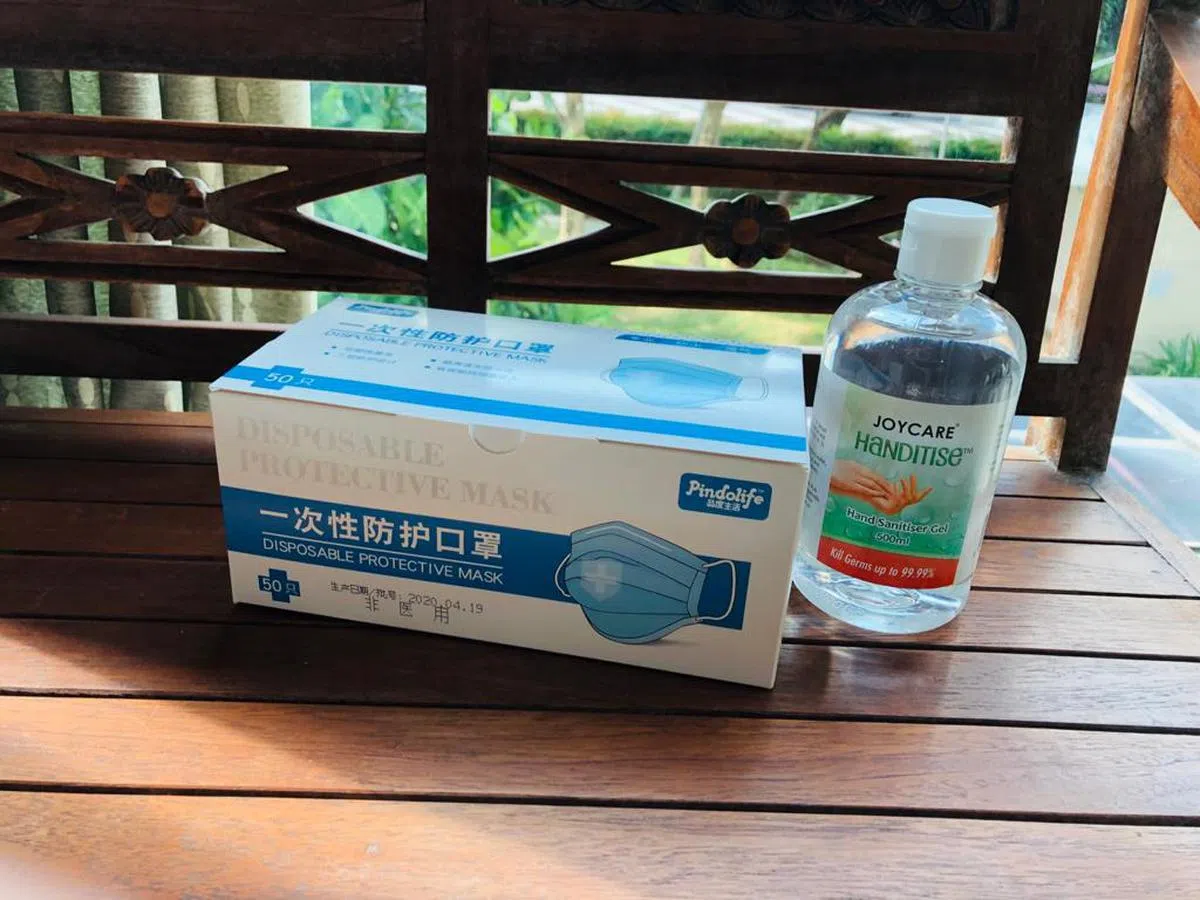  去马林百列民众俱乐部打了完疫苗，临走之前还获赠一大瓶的搓手消毒液和一盒50个的口罩（作者提供） 