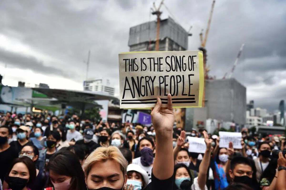  示威者大多为年轻世代，他们高举标语，要求改革泰国民主制度及限制王权。（法新社） 
