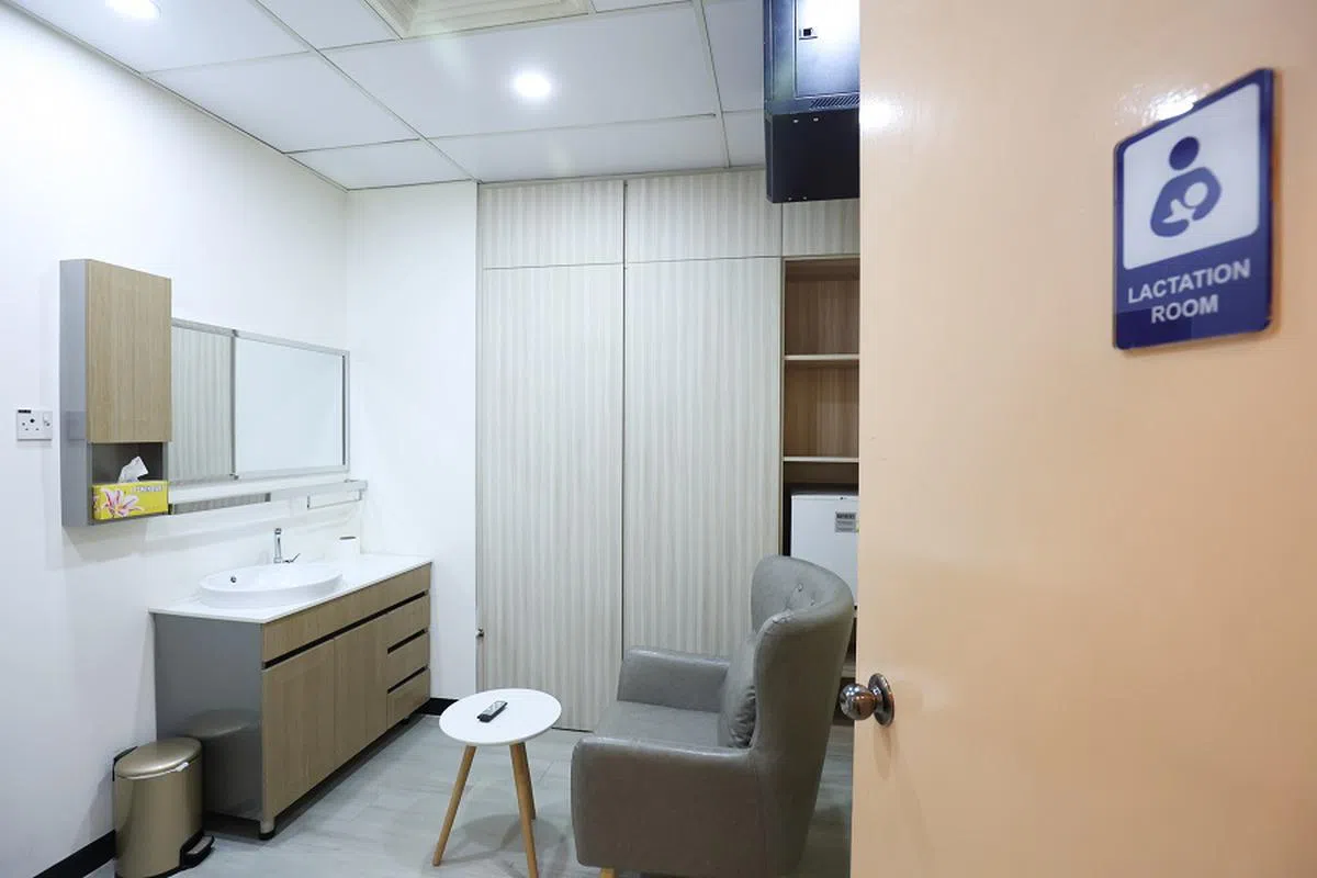 当局鼓励企业在办公室建造哺乳室，为在职母亲提供便利。（海峡时报）