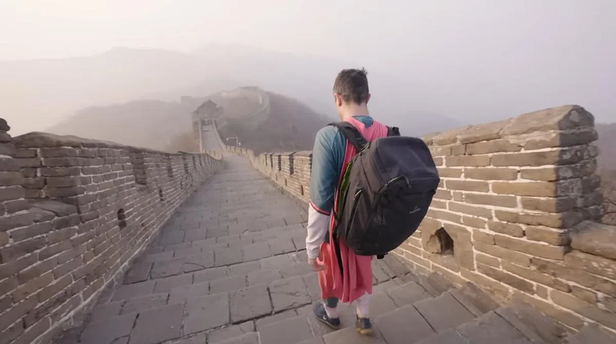 来到空无一人的万里长城，麦克唐纳却开心不起来。（视频截图）