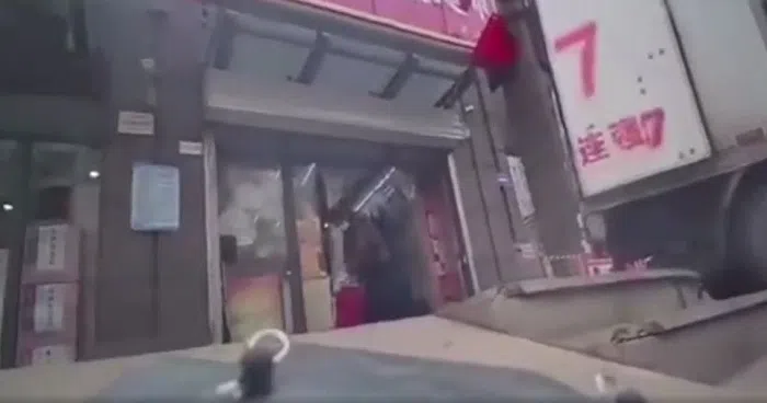 这款外带遥控车还会自行上斜波，无需旁人协助。（视频截图）