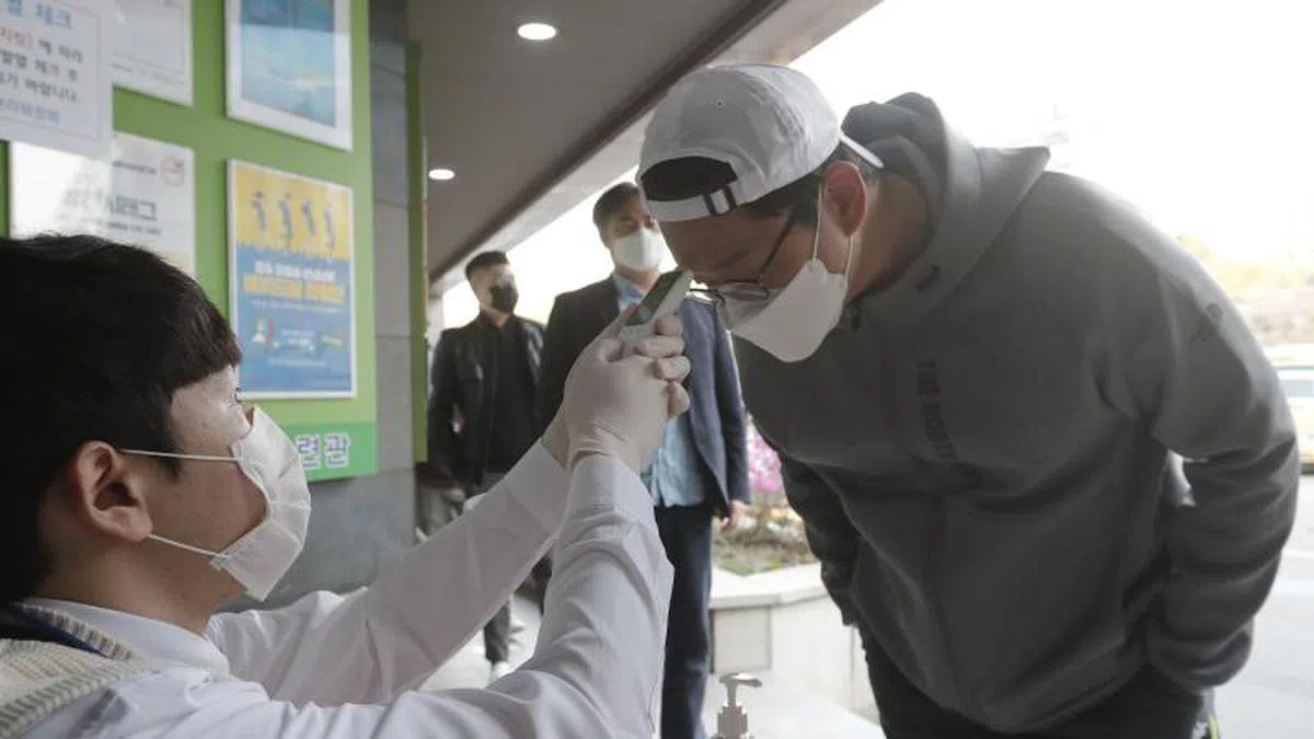  选民投票前须先接受体温检测。（美联社） 