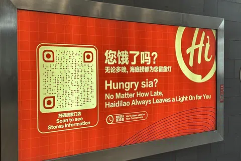 有新加坡网友在体育场站看到这个海底捞广告。