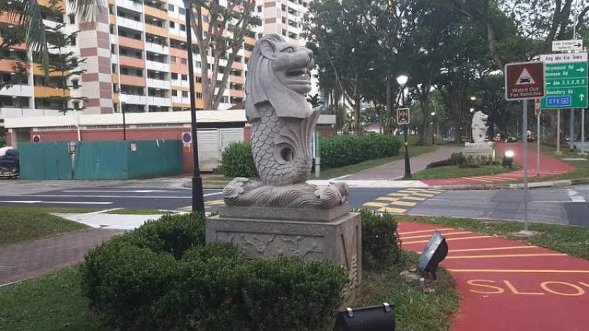  两尊鱼尾狮站在道路的两旁，像是忠心耿耿的守护神，守护着这一带的居民。（互联网） 