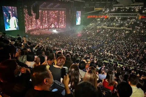 我国4月底解除超过1000人大型活动的人数限制，5月便迎来台湾女歌手A-lin来新开唱，成为疫情暴发以来的首场大型演唱会。（海峡时报）
