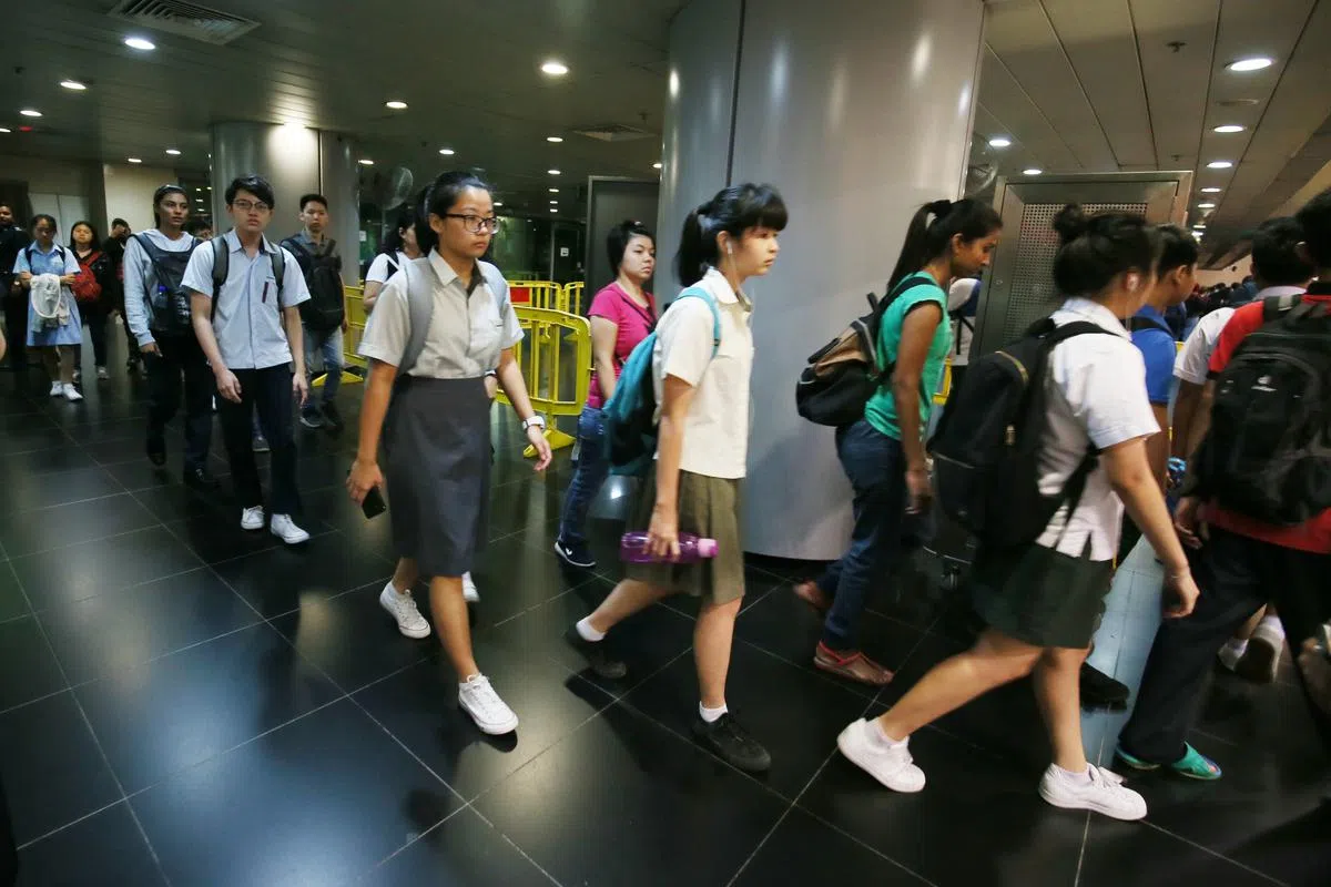  周一到周五清晨总有大批来自马国的莘莘学子到新加坡上学。（联合早报） 