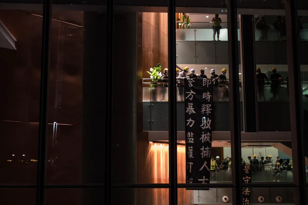  示威者在立法会大楼内悬挂布条。（彭博社） 