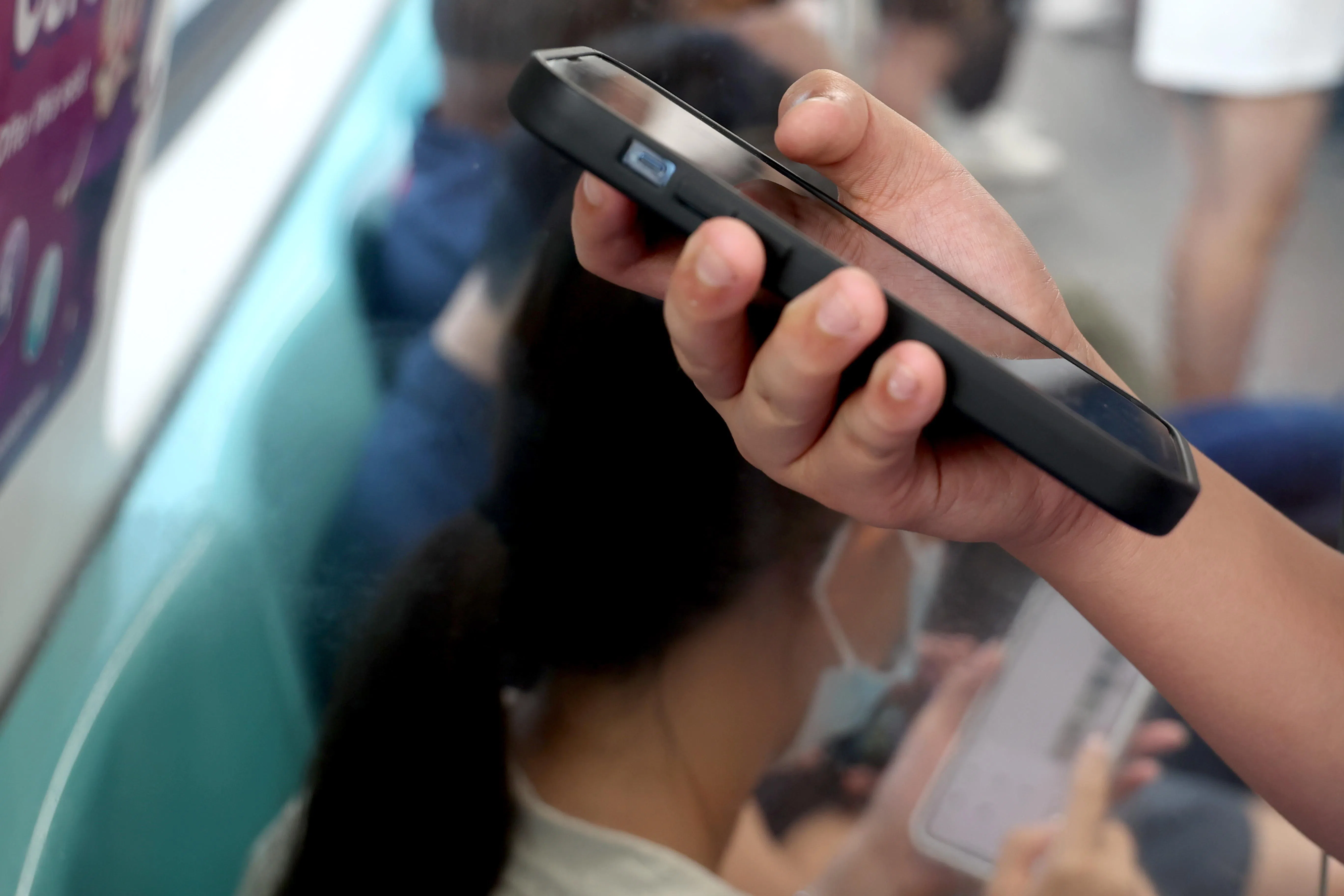 新加坡地铁上有不少手机外放族。