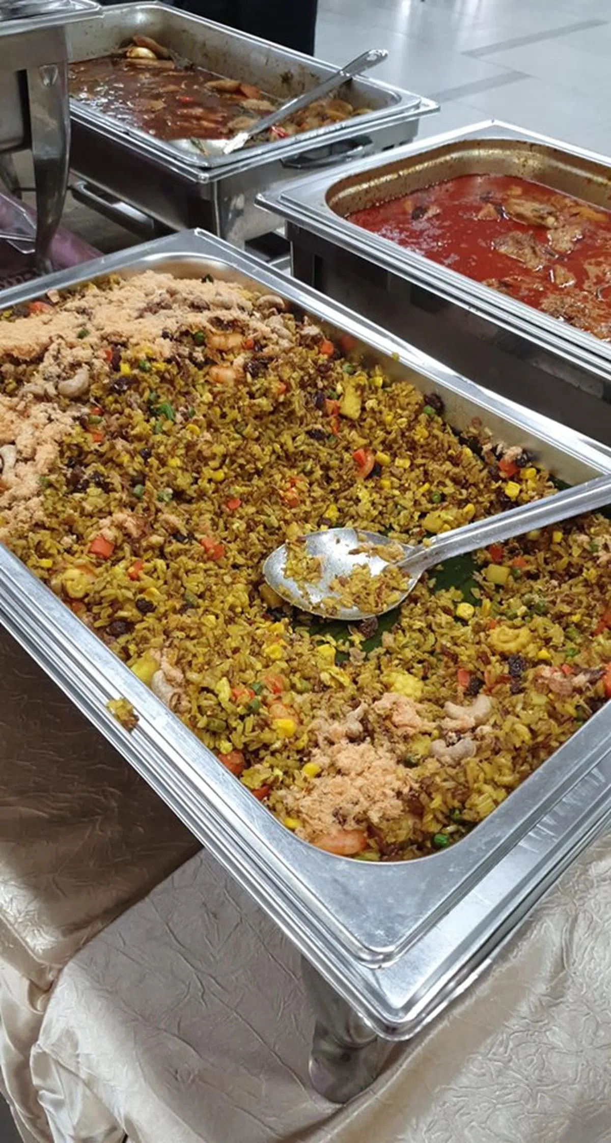  本地的自助餐经常剩下一大堆食物。（SG Food Rescue面簿） 