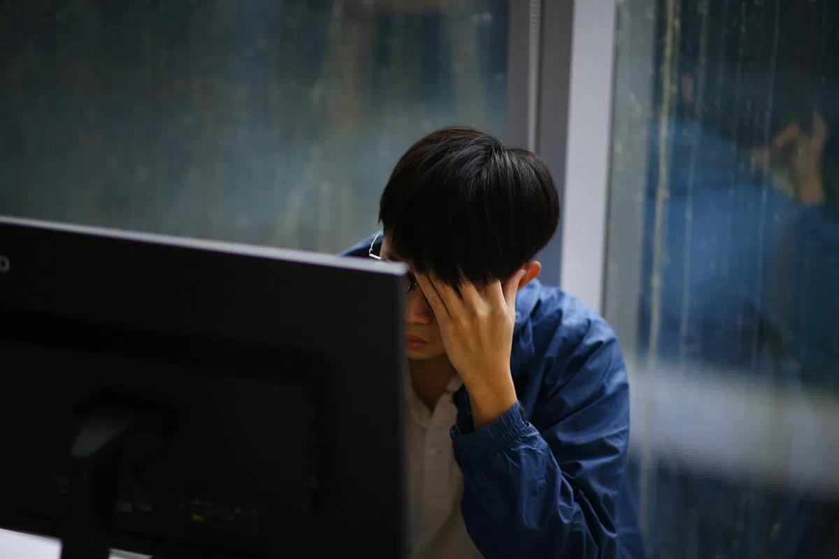 青少年遭遇网上霸凌的新闻，不免加重父母的担忧。（联合早报示意图）