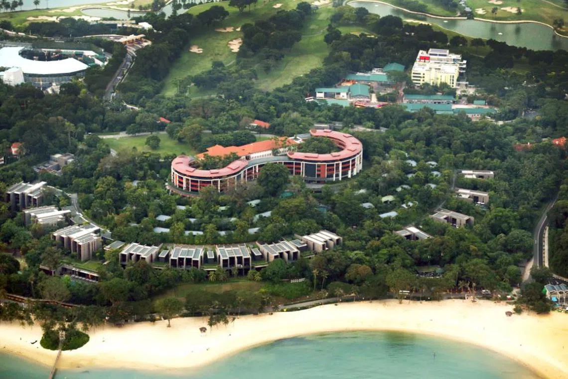 圣淘沙嘉佩乐酒店（The Capella）由英国建筑大师诺曼·福斯特（Norman Foster）设计，改建自两座1880年代给英国皇家陆军炮兵部队和海防部队军官和家人用餐、休闲或举行节庆活动的主要建筑。（联合早报）