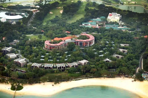 圣淘沙嘉佩乐酒店（The Capella）由英国建筑大师诺曼·福斯特（Norman Foster）设计，改建自两座1880年代给英国皇家陆军炮兵部队和海防部队军官和家人用餐、休闲或举行节庆活动的主要建筑。（联合早报）