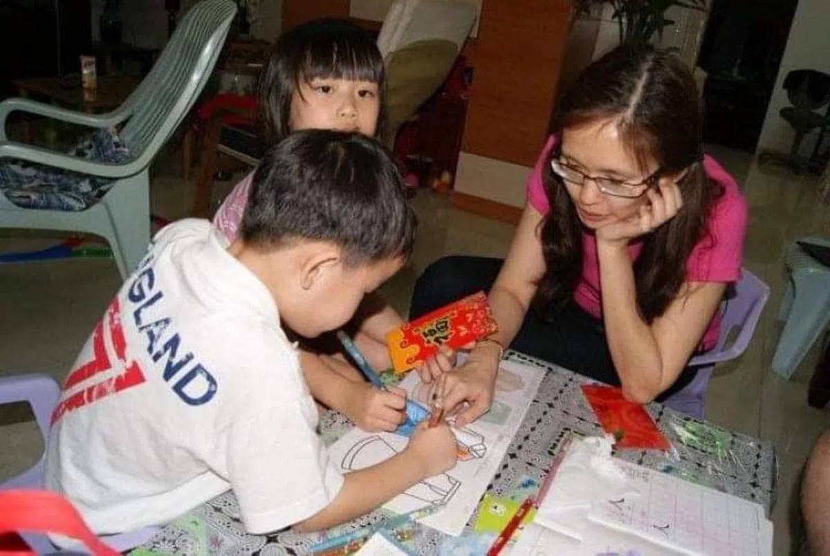  作者（右一）与侄儿侄女新年期间不忘学习。（作者提供） 