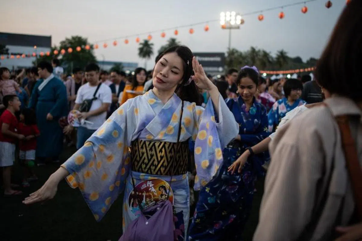 马国的日本盆舞节因疫情而停办两年。图为2019年，身穿和服的与会者在场中跳舞。（法新社）