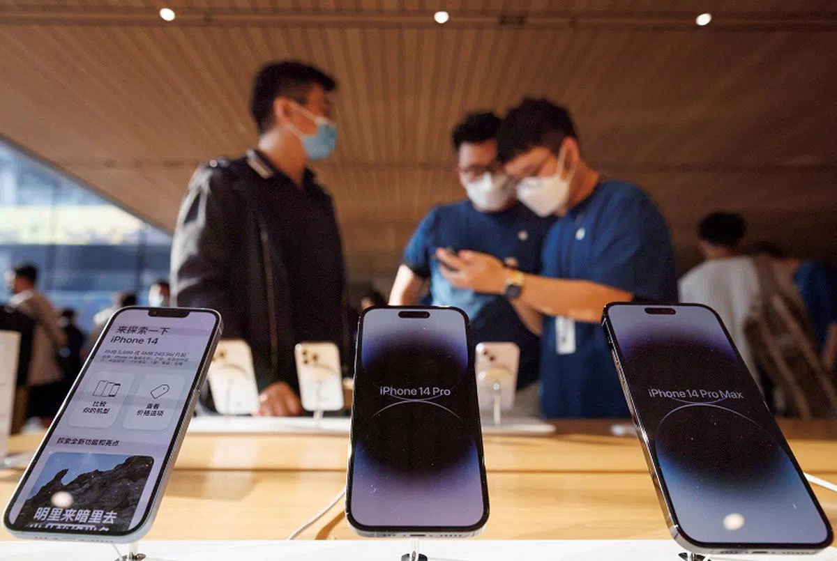iPhone 15在中国面世后的首17天，销量相比iPhone 14下跌了4.5%。（路透社）