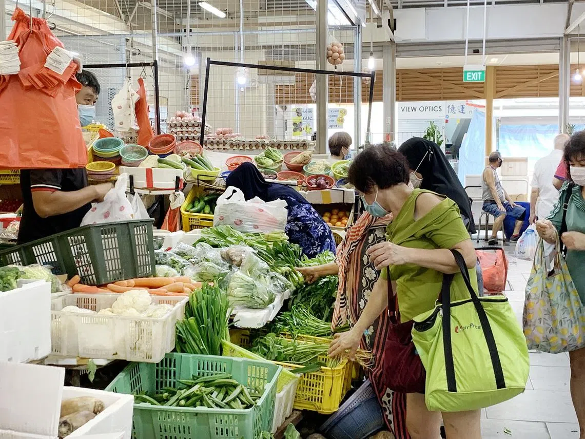 ​专家表示，很难改变国人在购买水果时，通常会挑选和挤压水果的习惯。（新明日报）