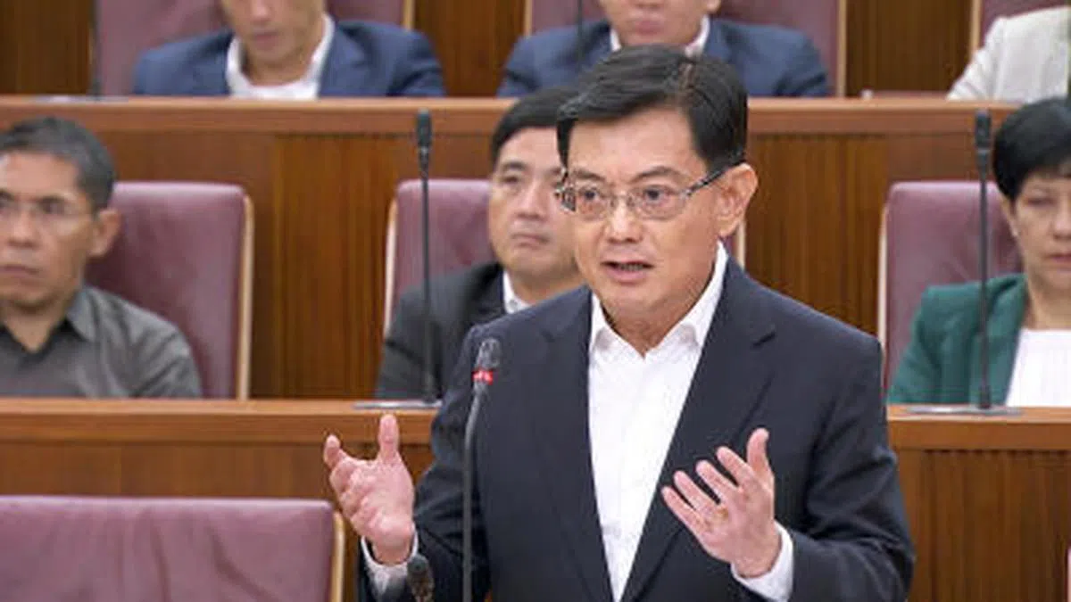  副总理王瑞杰最近对工人党三议员的诚信问题在国会提出动议。（gov.sg)  