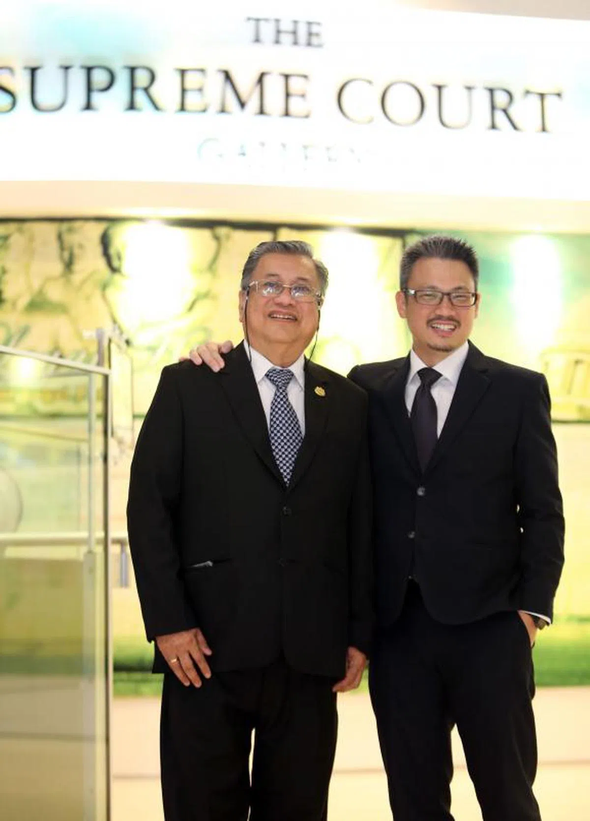 曾华德（左）和曾台辉（右）是本地第一对在职高级律师父子档。（联合早报）