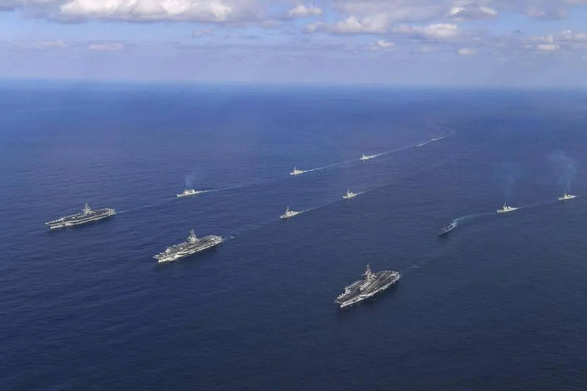  美国三个航空母舰战斗群与韩国军舰本月12日在韩国东部水域进行联合演习，向朝鲜展示军事威慑。（法新社） 