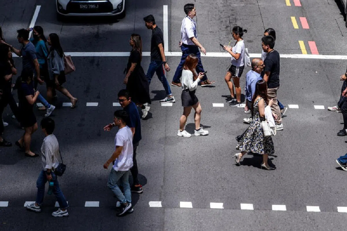 中央商业区一带上班族、行人过马路情形。(联合早报）