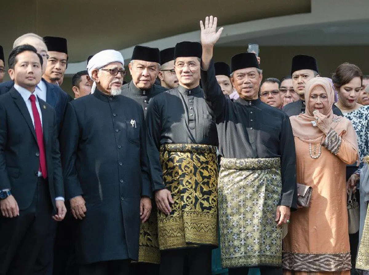  马国首相慕尤丁（左四）上台后，因抗疫有力而一度赢得民心。然而，第三波疫情袭来后，政府防疫措施不力、政策双重标准等举措让人民失望，导致慕尤丁声望急转直下。（马新社） 