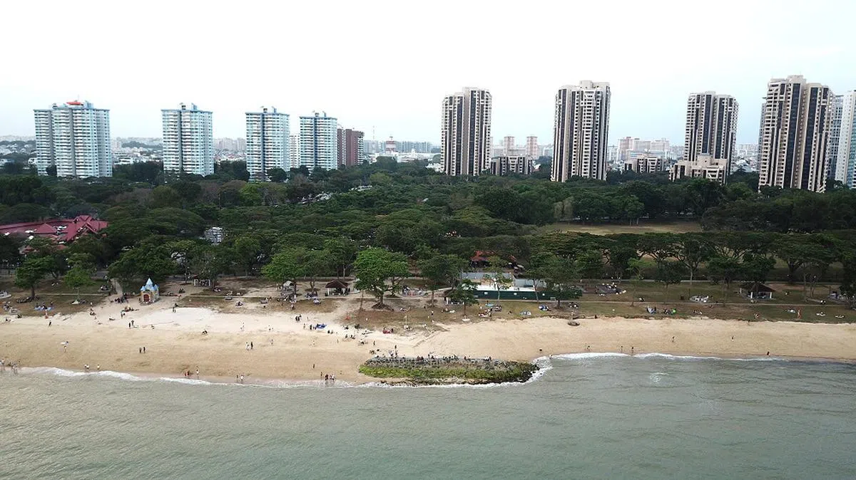 东海岸公园既是广受新加坡人欢迎的沙滩公园，还让周围的住宅摇身一变成为濒水住宅。（海峡时报）