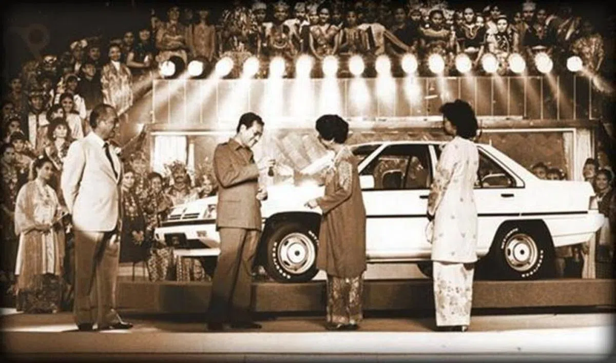  1985年7月9日，马哈迪和夫人出席马来西亚第一辆国产车“普腾赛佳”（Proton Saga）的推介仪式。（互联网） 