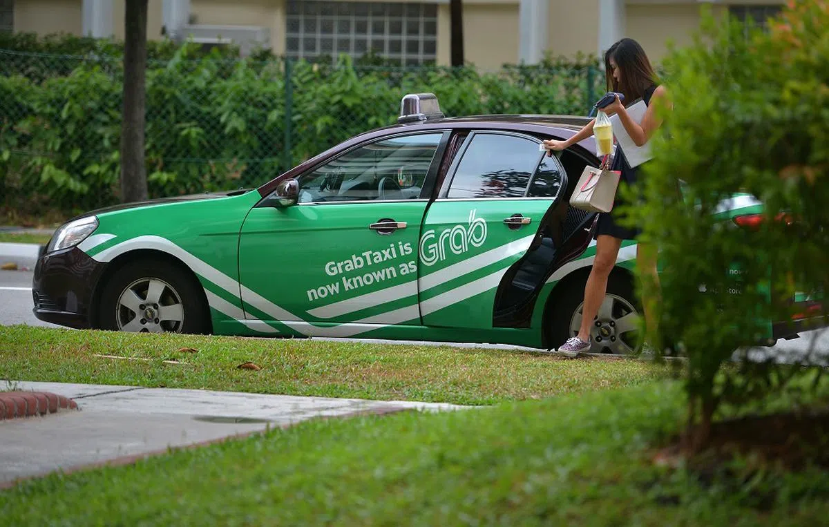 Grab日前在应用上试行优先配对女司机和女乘客的新功能。（海峡时报档案照）