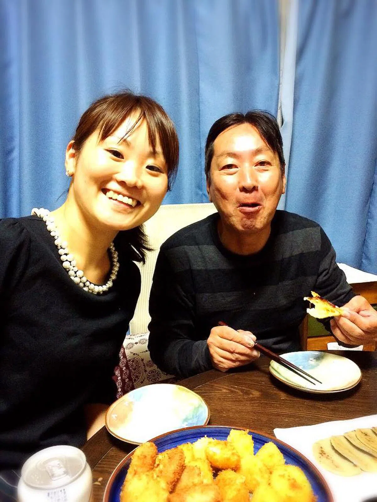  伊藤真波与爸爸合照。（伊藤真波面簿） 