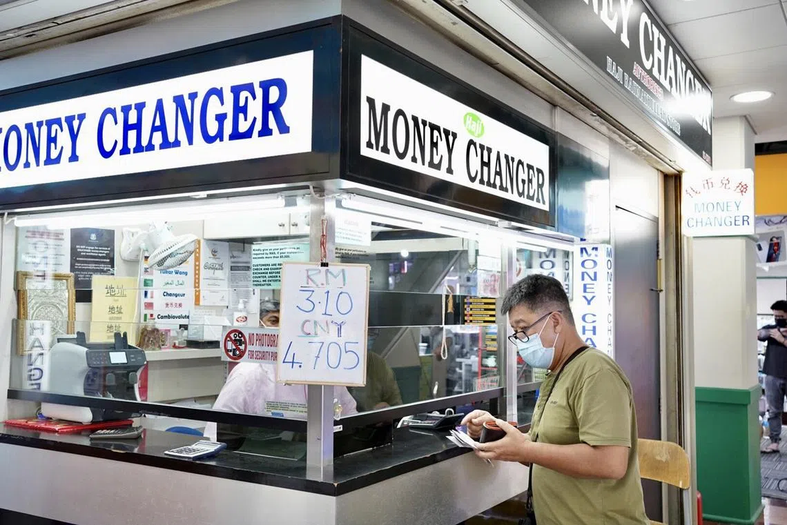 牛车水的钱币兑换商。（海峡时报）