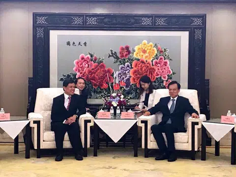 总理公署部长陈振声（左一）与新上任的中共重庆市委书记陈敏尔会面。（陈振声面簿）