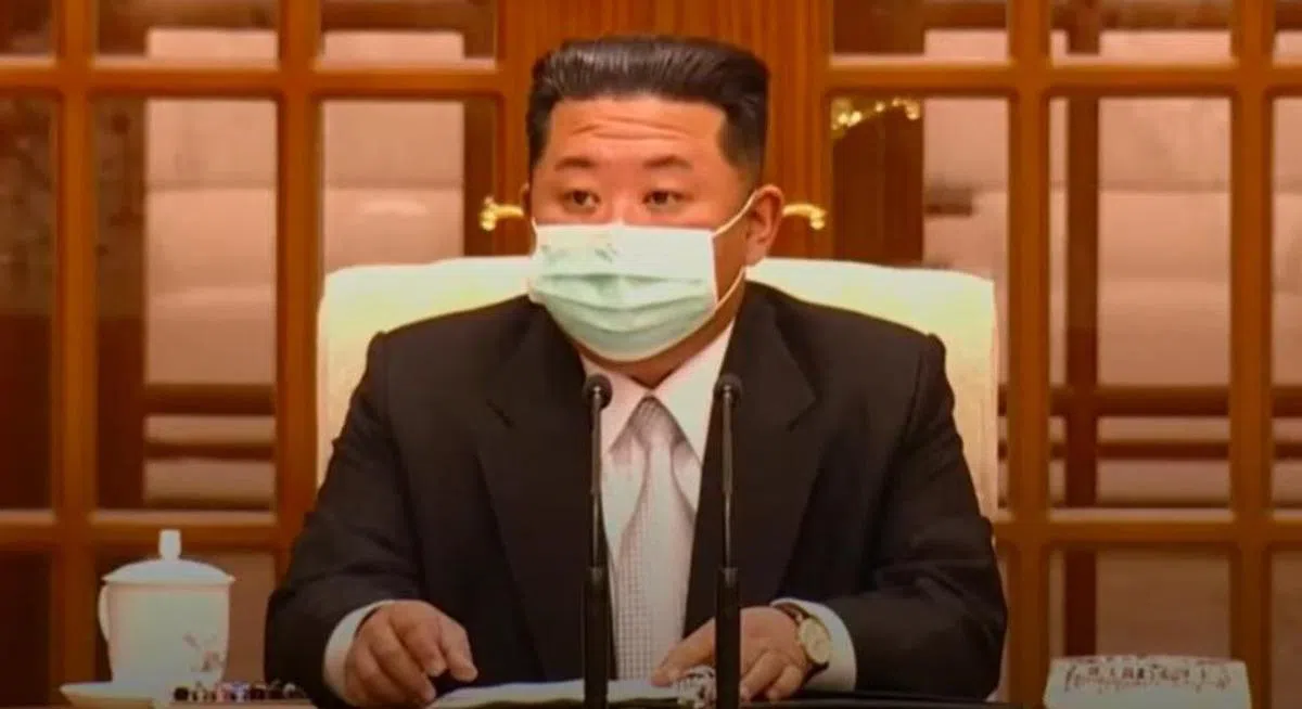 金正恩戴着口罩出席朝鲜劳动党政治局会议。（视频截图）