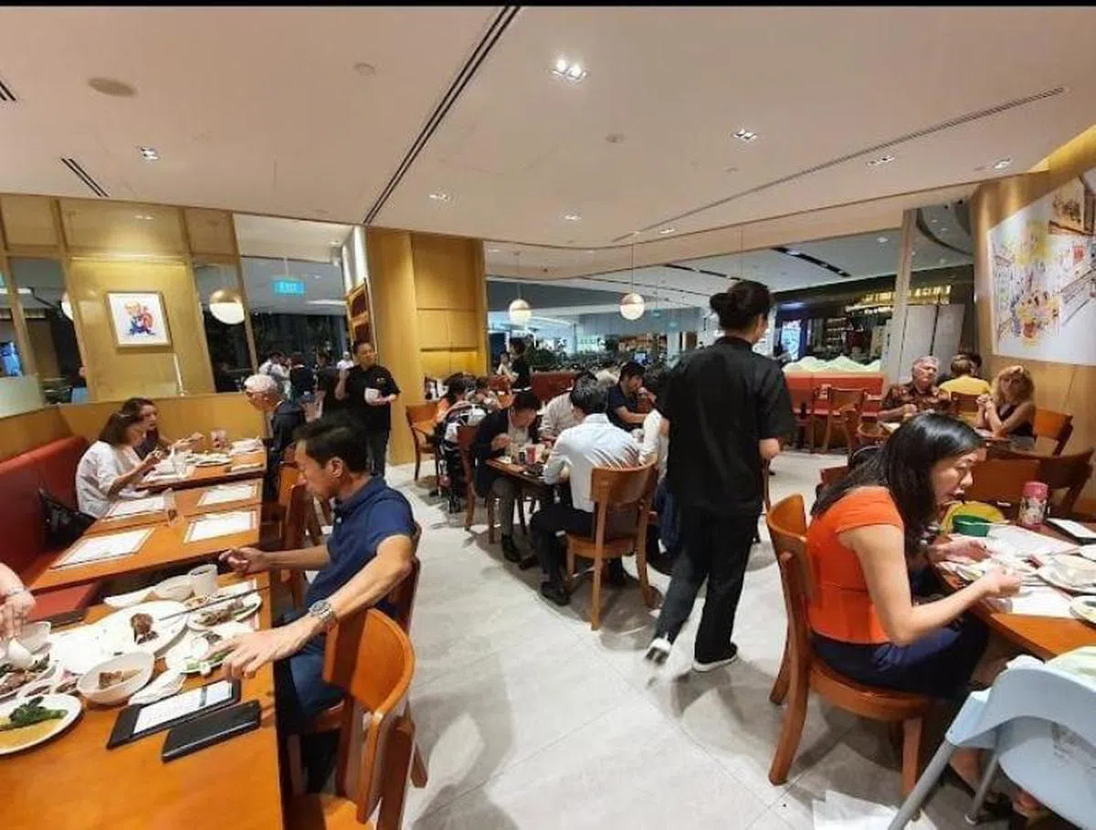 甘牌烧味老板蔡和平说，只能和同户人用餐，相信对生意帮助不大。图为允许五人堂食时所摄。（新明日报）