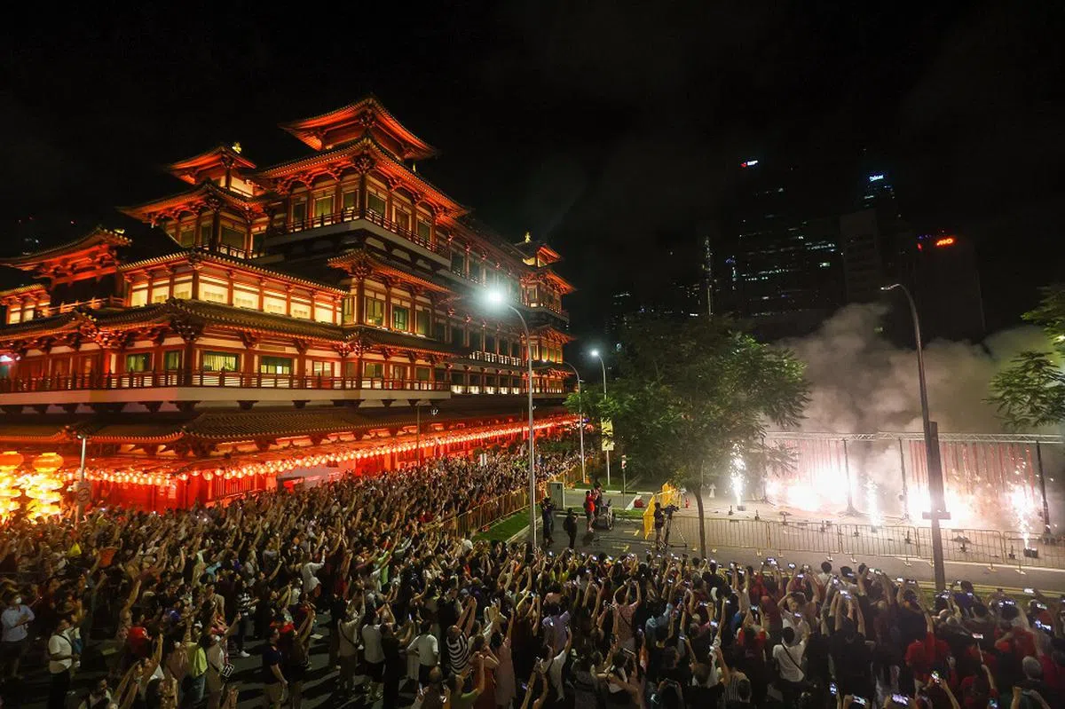每逢大年除夕，牛车水佛牙寺外会燃放鞭炮，为新的一年讨个好彩头。（联合早报）