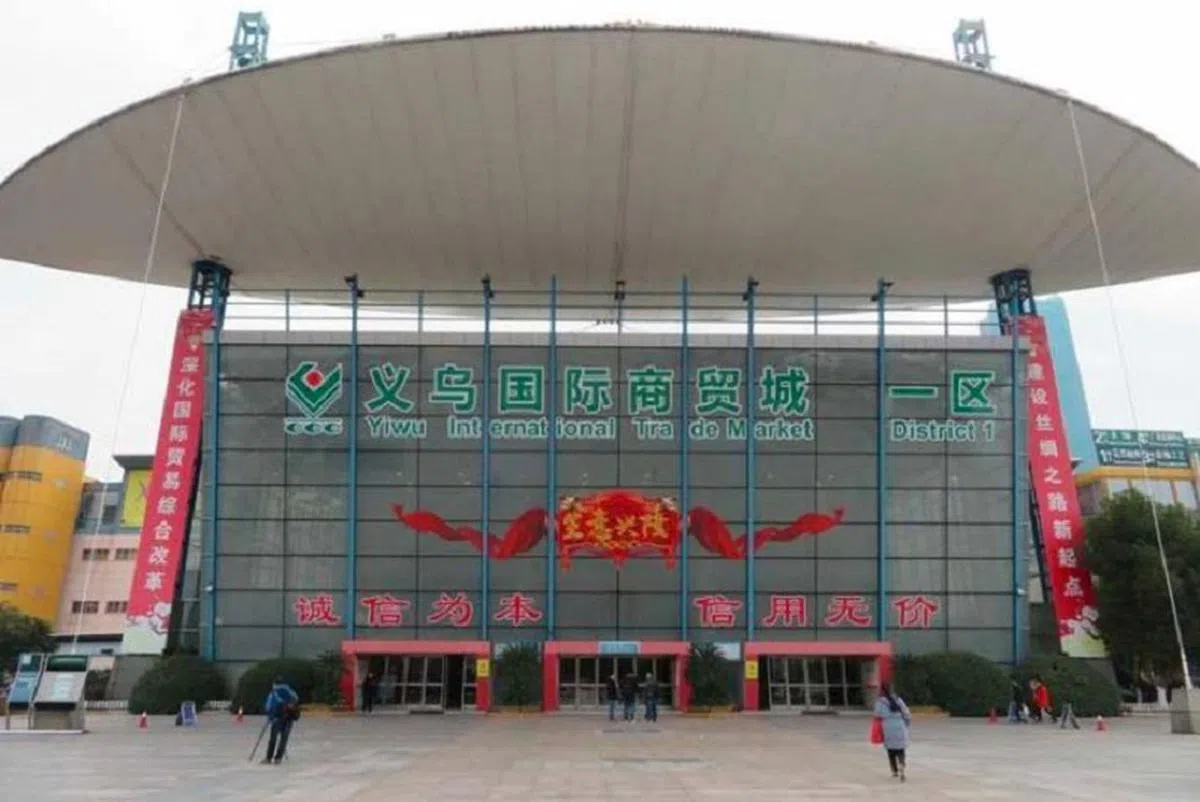 义乌国际商贸城按商品分类为五大区，汇集数万户商家。（互联网）