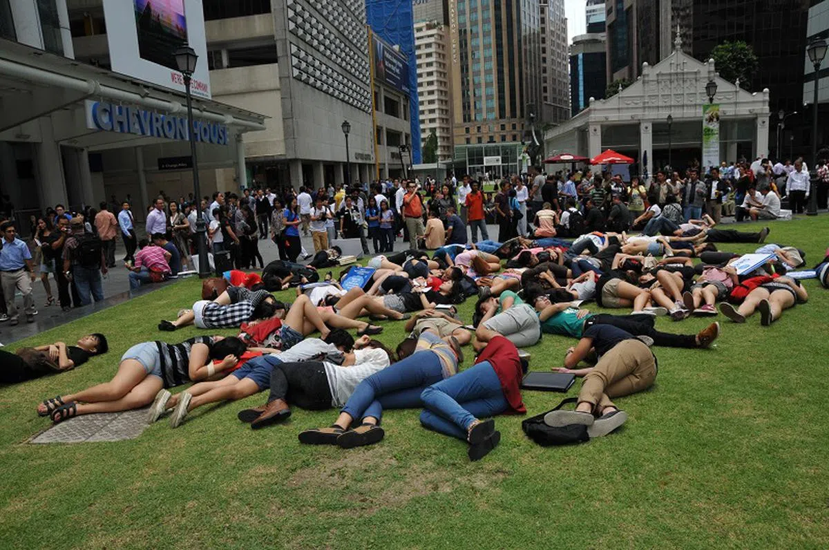 2012年，为配合“世界睡眠日”，中央商业区举办了一场集体午睡活动。（海峡时报档案照片）