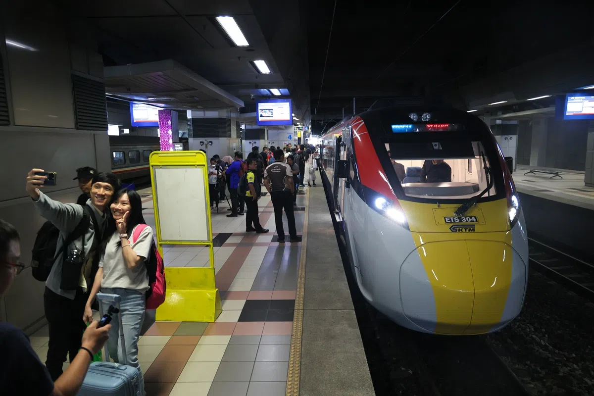 随着马国连接新山及吉隆坡的双轨电动火车开跑，前往马国探索更多旅游景点的新加坡人会不会随之增加，值得进一步观察。