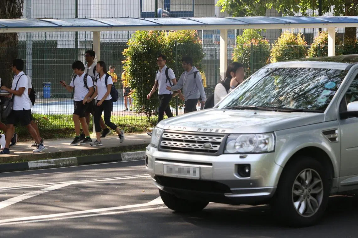 上星期发生的三起国际学校学生疑似遭诱拐事件，最终被澄清为一场误会，司机只是基于当时下着雨，好心想载学生一程。（联合早报）